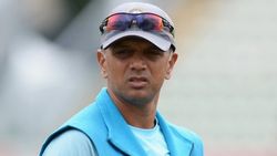 IND vs SL:അര്‍ധ സെഞ്ച്വറി,പിന്നാലെ വിക്കറ്റ് വലിച്ചെറിഞ്ഞ് സൂര്യകുമാര്‍,നിരാശയോടെ ദ്രാവിഡ്