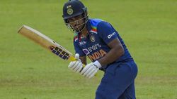 INDvSL: ബൗണ്ടറിയകലെ ഫിഫ്റ്റി മിസ്സ്, എങ്കിലും സഞ്ജു മിന്നിച്ചു- 40കളിലെ മൂന്നാമന്‍