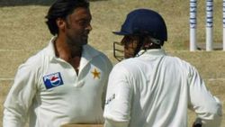 നീ ബൗള്‍ ചെയ്യുന്നോ, ഭിഷ യാജിക്കുന്നോ? അന്നു മുഖത്തടിച്ചതു പോലെ അക്തറിനോടു വീരു ചോദിച്ചു!