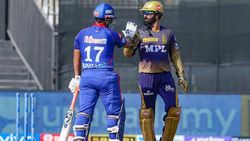 IPL 2021: റിഷഭ് ബാറ്റ് ആഞ്ഞുവീശി, ഒഴിഞ്ഞുമാറി കാര്‍ത്തിക്- രക്ഷപ്പെട്ടത് തലനാരിഴയ്ക്ക്!