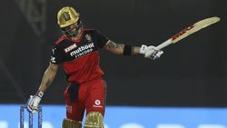 IPL 2021: ഒന്ന് നോക്കുക പോലും ചെയ്യാതെ കോഹ്ലിയുടെ സിക്‌സ്; സ്‌റ്റേഡിയം കടന്ന് പറന്ന് പന്ത്!