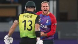 T20 World Cup: ബട്‌ലര്‍ വെടിക്കെട്ട്, ഓസീസ് എട്ടു നിലയില്‍ പൊട്ടി- ഇംഗ്ലണ്ട് സെമിക്കരികെ