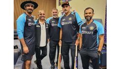 T20 World Cup: ഈ ബാറ്റ് കോച്ചിനിരിക്കട്ടെ, ശാസ്ത്രിക്കു സ്വന്തം ബാറ്റ് സമ്മാനിച്ച് കോലിയും രോഹിത്തും