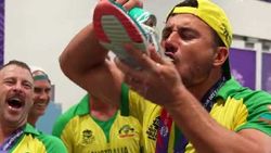 T20 World cup: ഷൂസ് 'ഗ്ലാസാക്കി' ഓസീസ് താരങ്ങള്‍, എന്തുകൊണ്ട് ഷൂസില്‍ ഷാംപെയ്ന്‍ കുടിച്ചു?