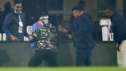 'ഇവന്മാരെക്കൊണ്ട് രക്ഷയില്ല', ഇന്ത്യയുടെ മത്സരത്തിനിടെ ഗ്രൗണ്ടിലെത്തിയ നാല് കാണികളെക്കുറിച്ചറിയാം