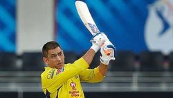 IPL: 20ാം ഓവറിലെ സിക്‌സര്‍ വീരന്‍- ധോണിയെ വെല്ലാന്‍ ആരുണ്ട്? പിന്നാലെ മുംബൈയുടെ 3 പേര്‍