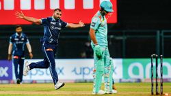 IPL 2022: സെന്‍സേഷണല്‍ ഷമി, ന്യൂബോളില്‍ ഇവനേക്കാള്‍ മിടുക്കനില്ലെന്ന് മുന്‍ താരങ്ങള്‍