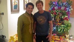 IPL 2022: സച്ചിന്റെ കാലില്‍ വീണ് ജോണ്ടി റോഡ്‌സ്! വൈറലായി സച്ചിന്റെ പ്രതികരണം