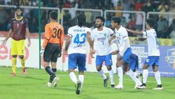 സന്തോഷ് ട്രോഫി: ഏഴഴകോടെ കേരളം, കര്‍ണാടകയെ തകര്‍ത്ത് ഫൈനലില്‍, ഹീറോയായി ജെസിന്‍