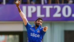 IPL 2022: ആദ്യ അഞ്ചോവര്‍ 5 ബൗളര്‍മാര്‍! ബുംറയെ വൈകിച്ചു, രോഹിത്തിനു വിമര്‍ശനം
