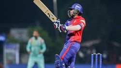 IPL 2022: പവര്‍ പ്ലേ സ്‌ട്രൈക്കറേറ്റില്‍ പൃഥ്വി 'ഷോ', സെവാഗിന്റെ റെക്കോഡ് പഴങ്കഥ