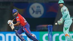 IPL 2022: ഐപിഎല്ലില്‍ ടെസ്റ്റ് കളിക്കുന്നു, സഞ്ജുവിനെ ഇന്ത്യന്‍ ടീമിലെടുക്കണം, പന്തിന് ട്രോള്‍