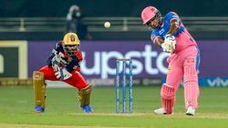 IPL 2022: സ്ഥിരമായി ഹസരങ്കയുടെ പോക്കറ്റിലാണോ? സഞ്ജുവിനെ ട്രോളി രാജസ്ഥാന്‍ ആരാധകര്‍