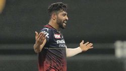 IPL 2022: സിറാജിനോടു കളിക്കല്ലേ, സിക്‌സിനു മൂന്നു ബോളിനക്കം കണക്കുതീര്‍ത്തു!