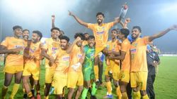 ത്രില്ലര്‍, ഷൂട്ടൗട്ട്, ആഘോഷരാവ് - കേരളത്തിനു 'സന്തോഷ' ട്രോഫി