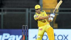 IPL 2022: ധോണി ബാറ്റില്‍ ചവയ്ക്കുന്നത് എന്തിന്? കാരണം ചൂണ്ടിക്കാട്ടി മിശ്ര