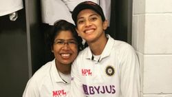 ഡേറ്റ് ചെയ്യാന്‍ ഇഷ്ടം ആരോട്?, സ്മൃതിയും ജുലനും പറയുന്നു, ക്രിക്കറ്റ് താരത്തെ വേണ്ട!