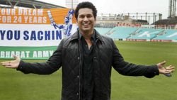 കേക്ക് മുറിച്ചല്ല, പിറന്നാള്‍ ആഘോഷം സെഞ്ച്വറിയടിച്ച്!- ഇതാ അഞ്ച് പേര്‍