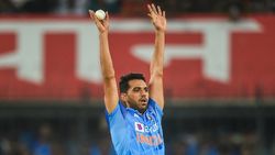 IND vs SA: മങ്കാദ് ചെയ്യുമെന്ന് ചാഹറിന്റെ 'ഭീഷണി', അടുത്ത ബോളില്‍ അടിയും കിട്ടി, സിക്സ്!