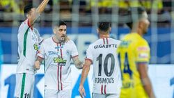 ISL: തട്ടകത്തില്‍ നാണംകെട്ട് ബ്ലാസ്റ്റേഴ്‌സ്, മോഹന്‍ ബഗാന് വമ്പന്‍ ജയം, പെട്രാത്തോസിന് ഹാട്രിക്