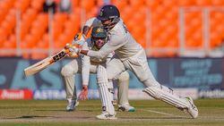 IND vs AUS: ശ്രേയസിനും മുമ്പ് വീണ്ടും ക്രീസിലെത്തി ജഡ്ഡുവിന്റെ 'മുട്ടിക്കളി', ദ്രാവിഡ് മണ്ടനോ?