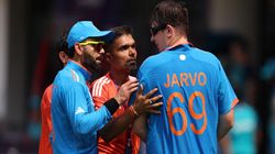 World Cup 2023: ഇയാളെക്കൊണ്ട് രക്ഷയില്ലല്ലോ...ജാര്‍വോ വീണ്ടും! ഇന്ത്യന്‍ ജഴ്‌സിയണിഞ്ഞ് ഗ്രൗണ്ടില്‍