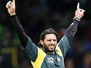 அப்ரிதி அதிரடி ஆட்டத்தால் சுருண்டது தெ. ஆ. - இறுதிப் போட்டியில் பாக்.