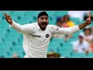 ஹர்பஜன் புண்ணியத்தால் இந்தியா அபார வெற்றி- முதலிடத்தையும் தக்க வைத்தது