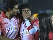 வந்தது உலகக் கோப்பை கால்பந்து-சுருண்டது கிரிக்கெட் பந்து!