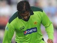 பாக்.குக்கு அடிமேல் அடி-பந்தை சுரண்டி, மிதித்து சிக்கினார் சோயப் அக்தர்