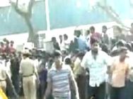 பெங்களூர் சின்னச்சாமி ஸ்டேடியத்தில் டிக்கெட் வாங்க நின்றவர்கள் மீது தடியடி