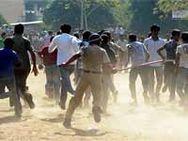 கிரிக்கெட் போட்டிக்கு டிக்கெட் வாங்க வந்தவர்களை விரட்டியடித்தது போலீஸ்