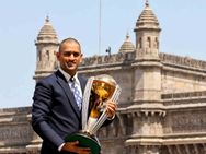 உலகக் கோப்பையை வென்றதும் மொட்டையடித்துக் கொண்ட டோணி