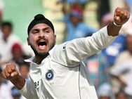 400வது விக்கெட்டை வீழ்த்தி ஹர்பஜன் சிங் சாதனை