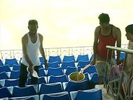 என்ன கொடுமை இது..? ஷூ வாங்குவதற்காக ஸ்டேடியத்தை சுத்தம் செய்த கால்பந்து வீரர்கள்!