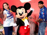 பந்தைக் கீழே போட்டு விட்டு படம் எடுக்கப் போகிறார் ஹர்பஜன் சிங்!