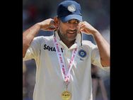 அதிரடி கேப்டன் கங்குலியின் சாதனையை சமன் செய்தார் கூல் கேப்டன் தோனி