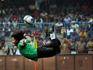 கிரிக்கெட்டுக்காக விரட்டியடிக்கப்பட்ட கால்பந்து.. கொல்கத்தாவில் ரசிகர்கள் குமுறல்