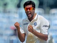 டெஸ்ட் 'விக்கெட்டுகள்': கும்ப்ளேயின் சாதனையை முறியடித்தார் அஸ்வின்