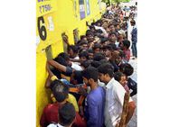 வந்துருச்சு பாரு, ஐபிஎல் 6... டிக்கெட் வாங்க சேப்பாக்கத்தில் செம கூட்டம்