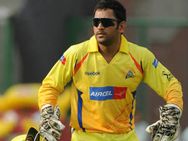 பந்து போடச் சொன்னா உருட்டவா செய்றீங்க: டோணிக்கு ரூ. 10 லட்சம் அபராதம்