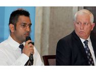 டோணி மன்மோகன் மாதிரி மௌனம் சாதிக்கிறாரே!: அதுல் வாஸன்