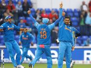 முதன் முறையாக 4 ஓவர் பவுலிங் செய்த டோணி