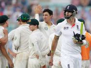 அடக் கருமமே... ஆஷஸ் தொடரை வென்ற உற்சாகத்தில் பிட்ச்சில் 'பிஸ்' அடித்த இங்கிலாந்து வீரர்கள்!