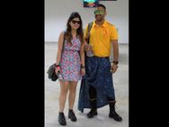 'சங்கு மார்க்' லுங்கி கட்டி, சிலுசிலு கண்ணாடி போட்டு... புது 'லுக்'கில் டோணி அண்ணாத்தே!