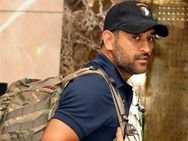 டோணியின் பேட்டை நீங்கள் ஸ்பான்சர் செய்யலாம்: ஆனால் ரூ. 8 கோடி கொடுத்தால் மட்டுமே