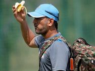 பந்து வீச்சாளர்களுக்கு வாயில் வைத்து ஊட்டி விடவா முடியும்... டோணி ஆவேசம்