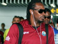 இளநீர் இறால் கொடுங்க.. அப்படியே சாப்பிடுவார் கெய்ல்...!