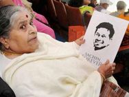 மகனுக்குக் கடைசிப் போட்டி.. ஆனால் அம்மா ரஜினிக்கு இதுதான் முதல் போட்டி!