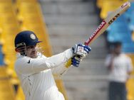 இப்படிக் கஷ்டப்படுறதுக்கு பேசாம ஷேவாக் ஓய்வு பெற்று விடலாம்!